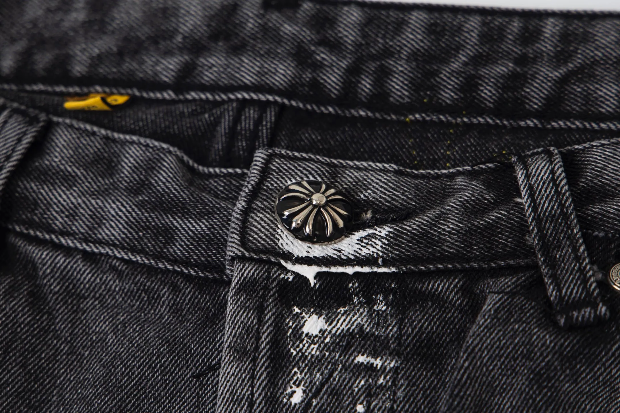 💰280 GALLERY DEPT & Chrome hearts Chrome Hearts co-branded big red logo with blue, yellow, black and white multi-color splicing washed jeans. Really restores the ultimate vintage texture. Three-dimensional version. Loose and comfortable, not picky about the figure. Makes taller and slimmer. Factory Seiko. Original quality control. Same style for men and women. Can be matched with couples. Versatile recommendation. Must-have jeans for all seasons. Fashionistas have been disappointed. From the quality selection of fabrics, the tailoring of details, and the matching of patterns, they are all impeccable! The upper body is so handsome when worn...it can be easily worn by men, women and children! The craftsmanship is made of heavy-duty washed pure cotton denim fabric. After washing, it is soft and thick. It is very stylish when worn on the body. Style number: 1757# Color: black Size: 28 30 32 34 36